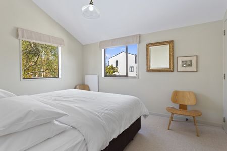 Mid Century 2 Bedroom in City - Photo 2