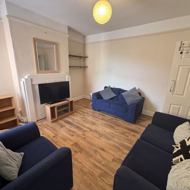 18 Burleigh Road - Huge Kitchen & A1 Location Loughborough - Photo 1