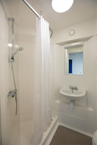 Bedsit, Anne Bryans House, NW3 - Photo 2