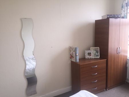 3 Bedroom Terraced To Rent in Lenton - Photo 3