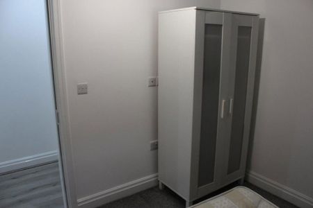 3 bedroom flat to rent - Photo 3