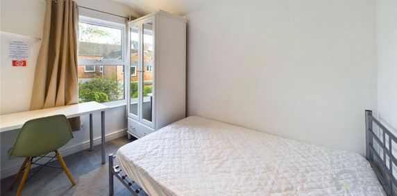 1 bedroom in a house share to rent - Photo 2