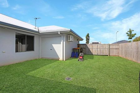 Modern Family Home - Fully Air Conditioned - Side Access - Photo 3