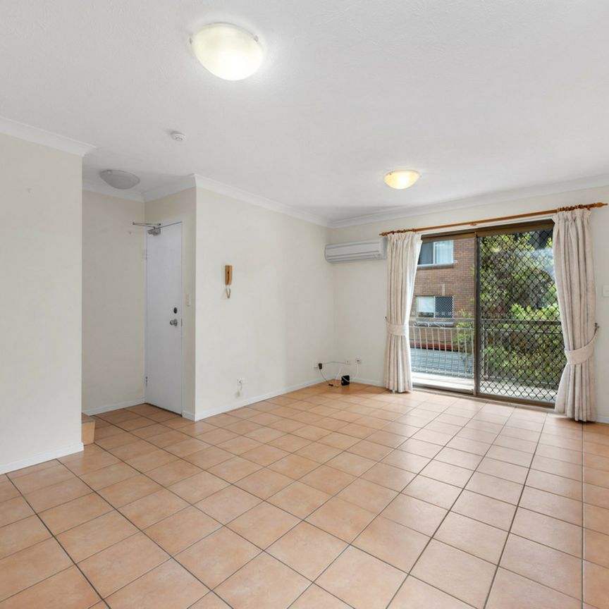AIR CONDITIONED 2 BEDROOM UNIT IN CENTRAL LOCATION - Photo 1