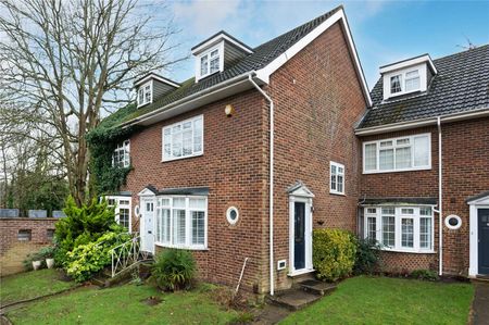 Four bedroom home with accommodation over three floors, located in a popular cul- de- sac just 0.2 miles from Walton on Thames Station. - Photo 2