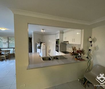 PET FRIENDLY, RENOVATED, Fully furnished townhouse with perfect blend of position, space, style and comfort - Photo 1