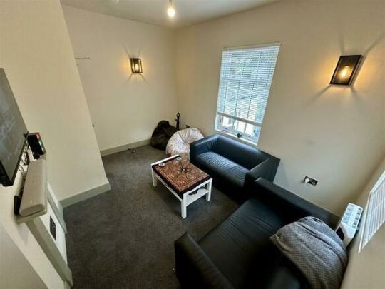 4 bedroom flat to rent - Photo 1