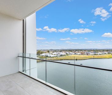 Two Bedroom Apartment in Mermaid Waters - Photo 2