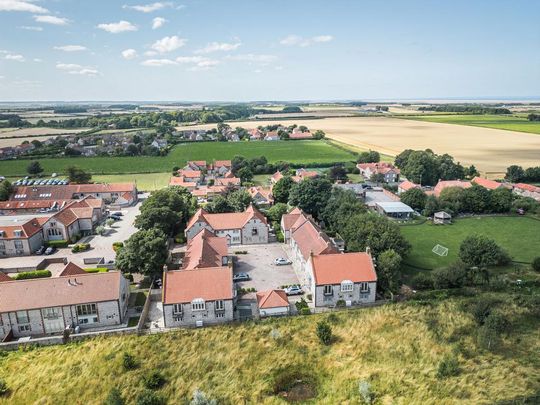 2 bedroom end of terrace house to rent - Photo 1