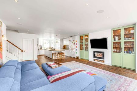 A superbly situated and recently renovated five bedroom Victorian family home with off-street parking - Photo 5