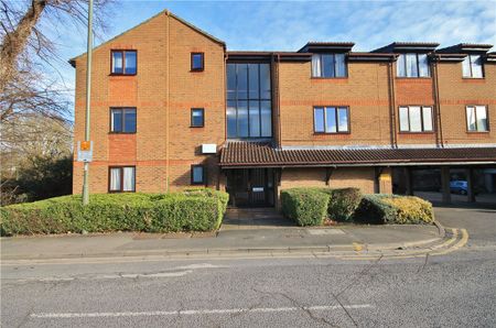 Fairfield Avenue, Staines-upon-Thames, Surrey, TW18 4AF - Photo 4