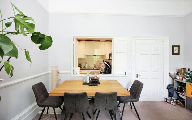 A property with plenty of period features and a balcony overlooking Christchurch Green and the Clifton Suspension Bridge. This is perfectly situated for those looking to live in Clifton Village with the famous Clifton Suspension Bridge on your doorstep. - Photo 1