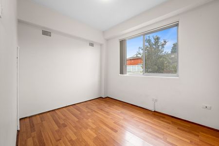 BEAUTIFUL 2 BEDROOM 1 BATHROOM UNIT WITH CAR SPACE - Photo 2