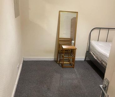 Room in a Shared House, Springfield Mount, NW9 - Photo 2