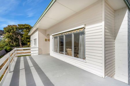 Immaculately presented 3 bedroom family home in a great location - Photo 2