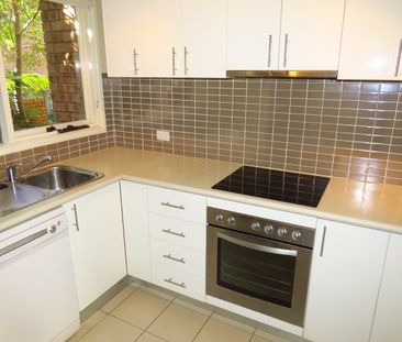 Fantastic 2 bedroom Townhouse In Convenient Location - Photo 5