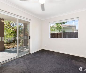 2-LEVEL CONTEMPORARY DUAL LIVING HOME LOCATED IN LEAFY CARINA HEIGHTS! - Photo 2