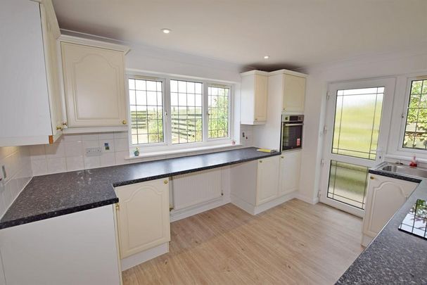 3 bedroom detached bungalow to rent - Photo 1