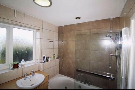 1 bedroom in a house share to rent - Photo 5