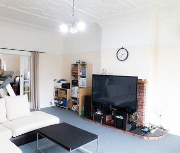 Sunny solid brickhouse in prime location - Photo 3