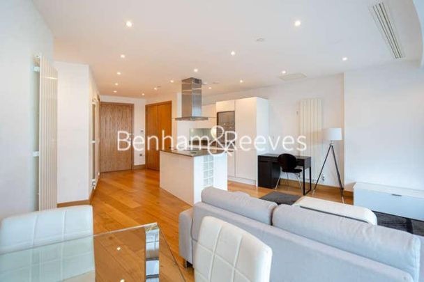 Crossharbour Plaza, Canary Wharf, E14 - Photo 1