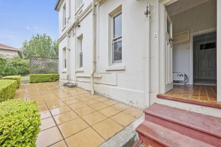 Charming Garden Apartment - Photo 5