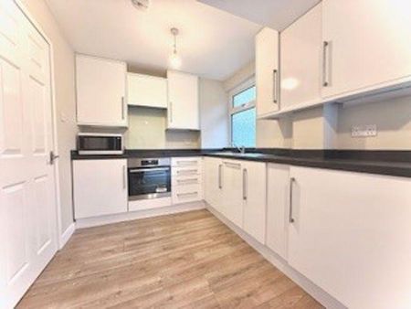 4 bedroom end of terrace house to rent - Photo 2