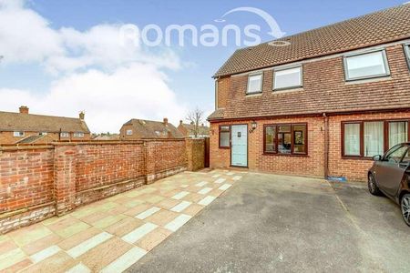 Burgess Close Odiham, RG29 - Photo 3