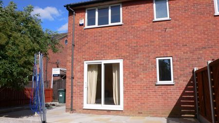 Lea Park Gardens, Stourton Grange, Leeds, West Yorkshire, LS10 - Photo 5