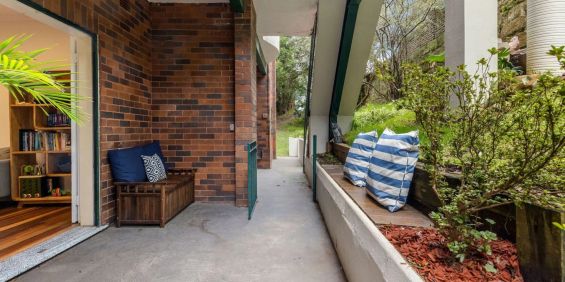 A Charming Art Deco Retreat in a Prime Garden Location, Just 350m from Clovelly Cafés - Photo 3