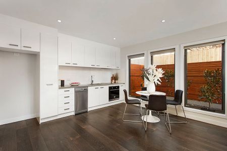 Private Entry with Courtyard – Perfect for Comfortable Living - Photo 4