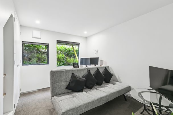 EQUISITE MODERN LIVING! SO CLOSE TO THE CITY. - Photo 1