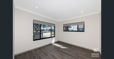 TOWNHOUSE WITH STYLISH URBAN LIVING AT IT'S BEST! - Photo 4