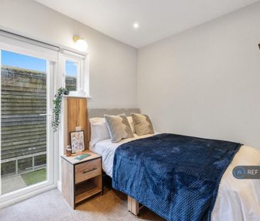 1 bedroom in a house share to rent - Photo 2