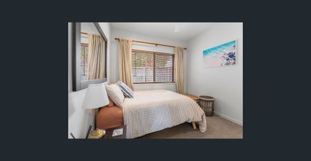 Spacious 4-Bedroom Coastal Home – Kawana Island Living - Photo 3