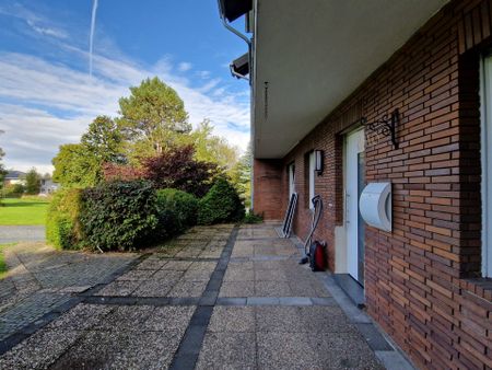 Singles aufgepasst: helle 2-Zimmer-Wohnung mit Einbauküche und Terrasse zu vermieten - Photo 2