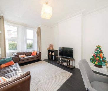 4 bedroom end of terrace house to rent - Photo 2