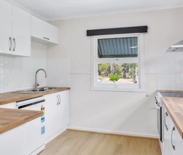 Renovated Coastal Cottage – Walk to Margate Beach Contact Julie Syk... - Photo 5