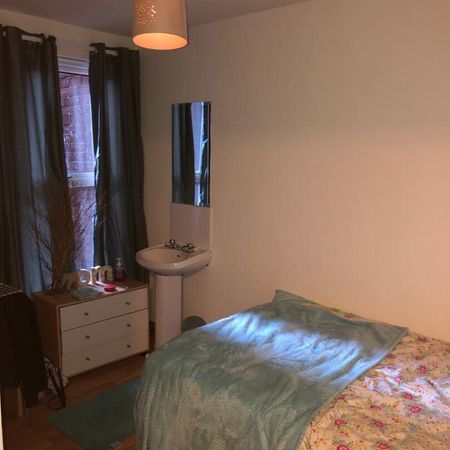 Flat 2-2 Eglantine Gardens, BT96EZ, Belfast - Photo 4