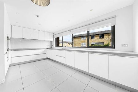 A recently redecorated mid-terrace townhouse, on this quiet road in Primrose Hill Village, opposite the park. - Photo 4