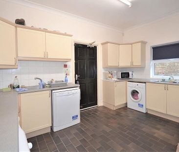 8 bedroom semi-detached house to rent - Photo 2