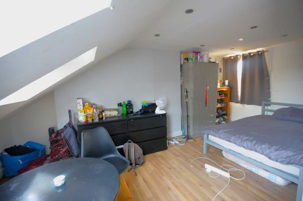 Price £950 pcm - Available Now - Part Furnished - Photo 1