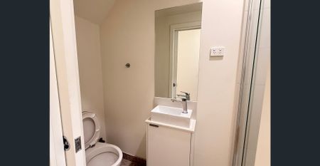 Stylish 2B2B Townhouse in Prime Preston Location - Photo 5