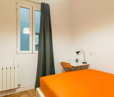 Room in a shared 4-bedroom apartment for rent in Almagro, perfect for students. - Foto 3