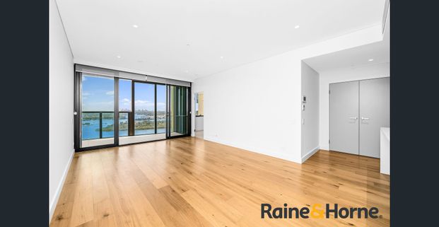 Stunning Near New 3 Bedroom Apartment with 28th Floor Water & City Harbour Views - Photo 1