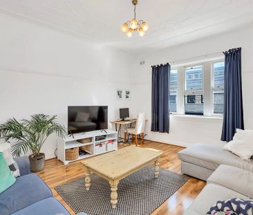 RENOVATED TWO BEDROOM APARTMENT IN PRIME LOCATION - Photo 2