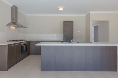 Spacious Family Home in a Prime Location! - Photo 4
