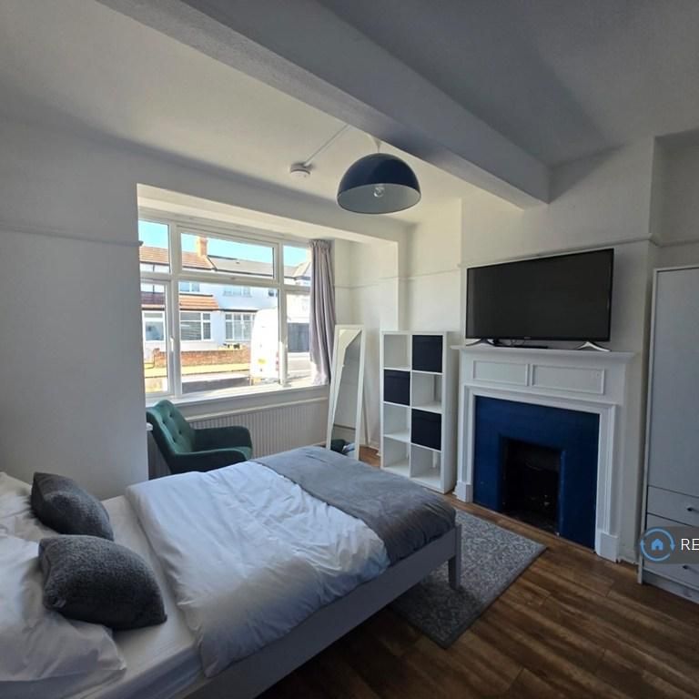 1 bedroom in a house share to rent - Photo 1