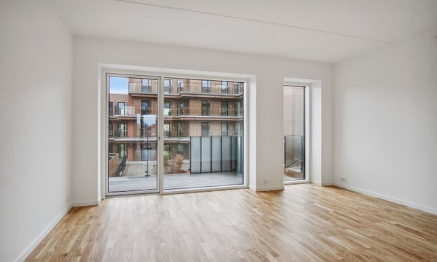 Rummelig og lys 2-værelses lejlighed med egen altan og unikke fællesfaciliteter. - Photo 1