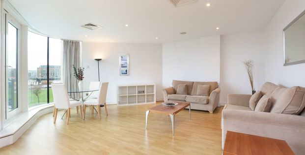 An extremely bright and spacious one bedroom apartment with a stunning river view extending to 764sqft. - Photo 1
